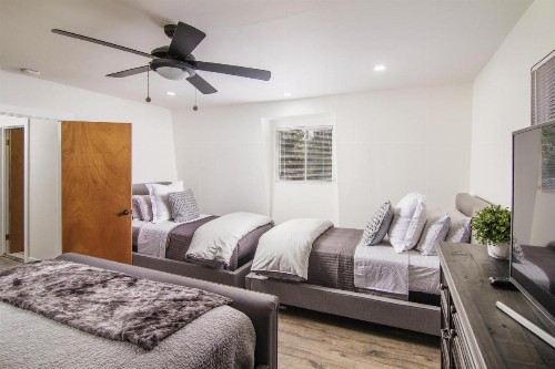 WHISPERING PINE Modern Luxe 3 Level 2000 sqft 2 Decks View In Village - image 6