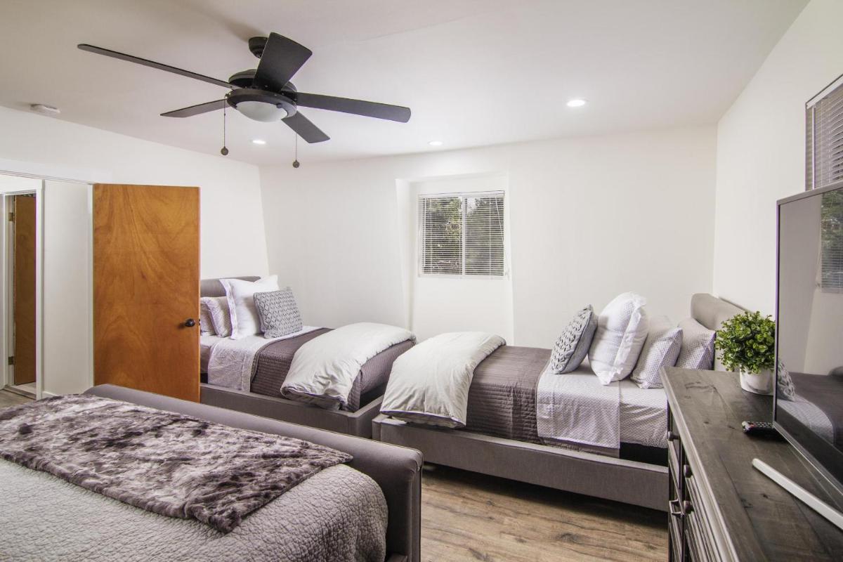 WHISPERING PINE Modern Luxe 3 Level 2000 sqft 2 Decks View In Village - image 6