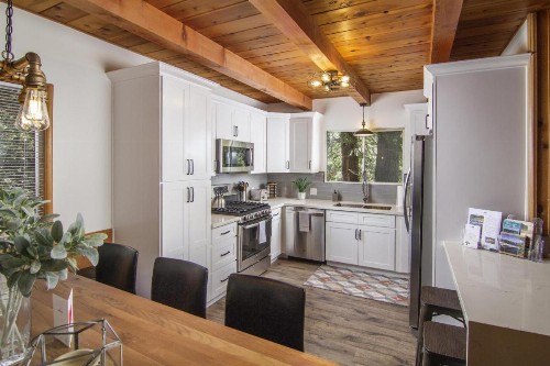 WHISPERING PINE Modern Luxe 3 Level 2000 sqft 2 Decks View In Village - image 9