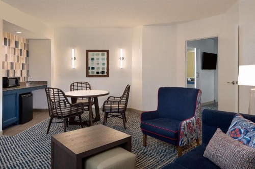DoubleTree Suites by Hilton Orlando at Disney Springs - image 4
