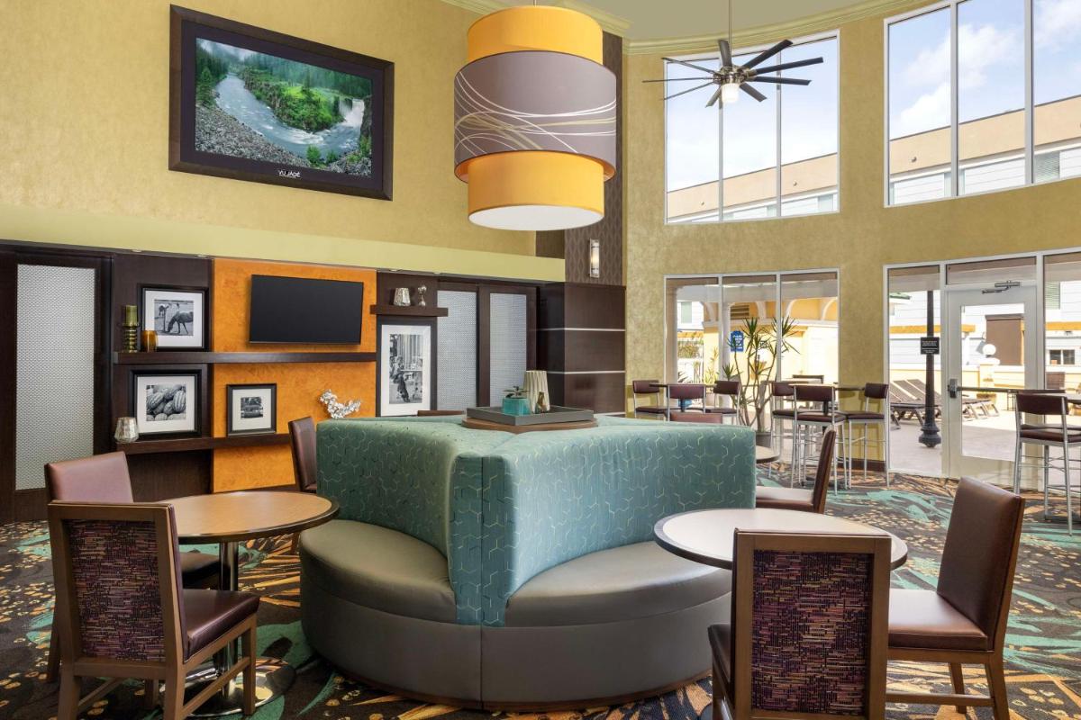 Hampton Inn & Suites Lake City - image 7