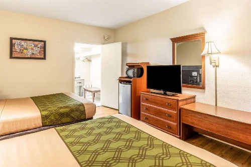 Econo Lodge Lake City North - image 9