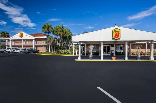 Super 8 by Wyndham Lake City - image 11