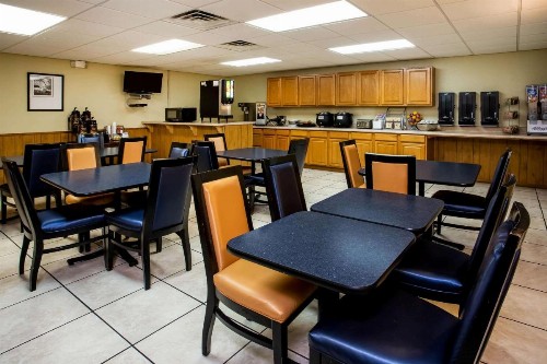 Super 8 by Wyndham Lake City - image 12