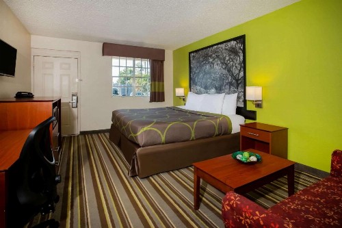 Super 8 by Wyndham Lake City - image 13