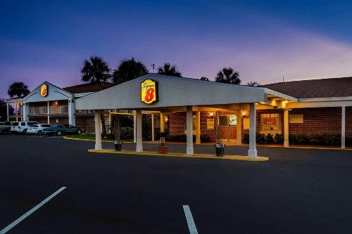 Super 8 by Wyndham Lake City - image 14