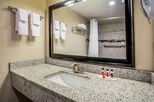 Super 8 by Wyndham Lake City - image 15