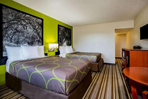 Super 8 by Wyndham Lake City - image 24