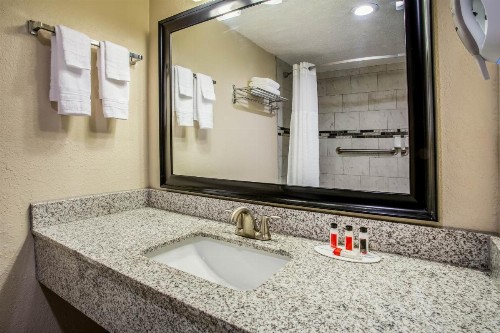 Super 8 by Wyndham Lake City - image 25