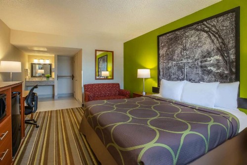 Super 8 by Wyndham Lake City - image 3