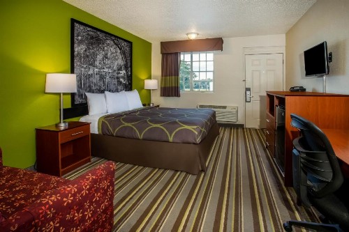 Super 8 by Wyndham Lake City - image 4