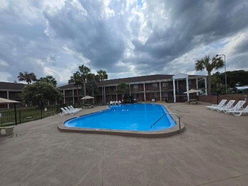 Super 8 by Wyndham Lake City - image 43