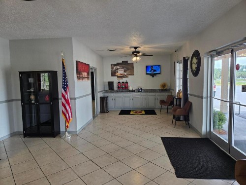 Super 8 by Wyndham Lake City - image 44