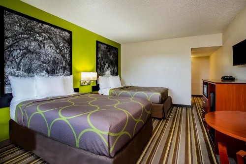 Super 8 by Wyndham Lake City - image 6