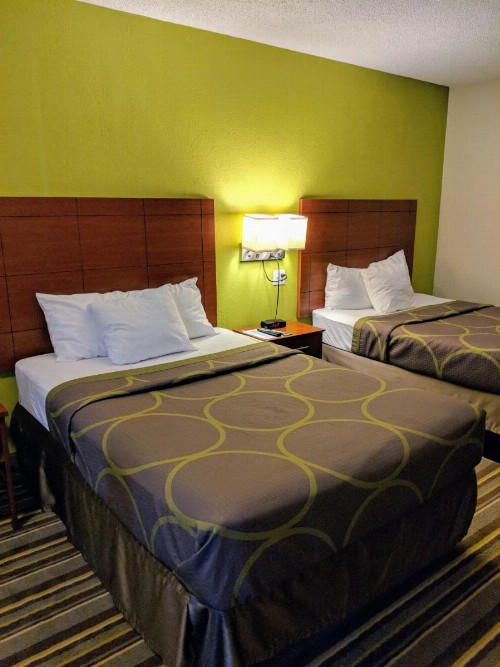 Super 8 by Wyndham Lake City - image 9