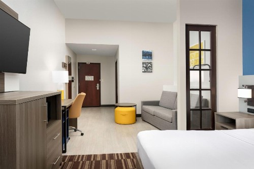 Comfort Suites Lake City - image 13