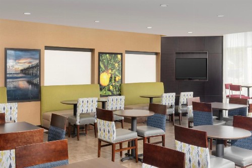Comfort Suites Lake City - image 15