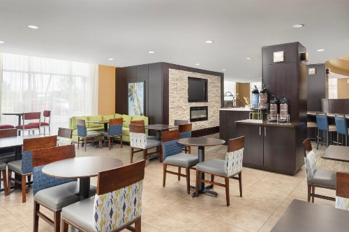 Comfort Suites Lake City - image 18