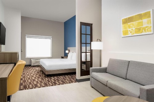 Comfort Suites Lake City - image 4