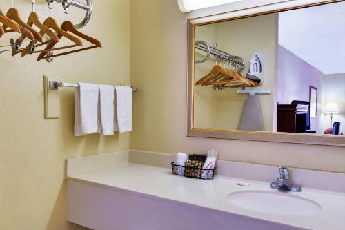 Baymont by Wyndham Lake City - image 13