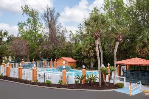 Baymont by Wyndham Lake City - image 24