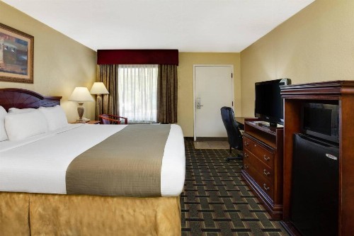 Baymont by Wyndham Lake City - image 37