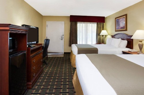 Baymont by Wyndham Lake City - image 38