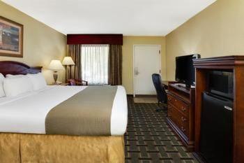 Baymont by Wyndham Lake City - image 5