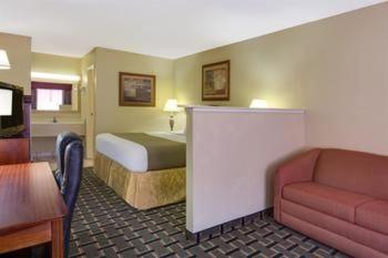 Baymont by Wyndham Lake City - image 7