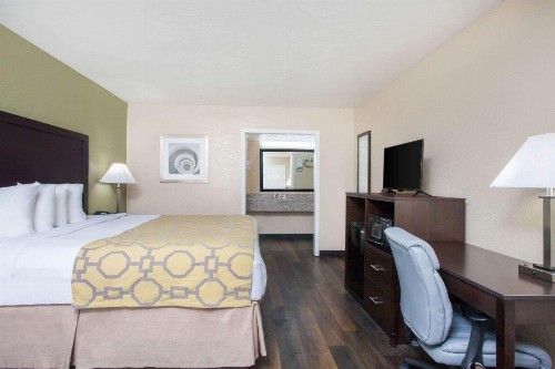 Baymont by Wyndham Lake City - image 8