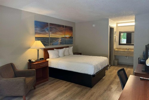 Days Inn by Wyndham Lake City I-10 - image 15