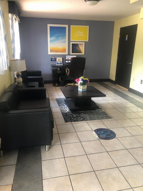 Days Inn by Wyndham Lake City I-10 - image 3