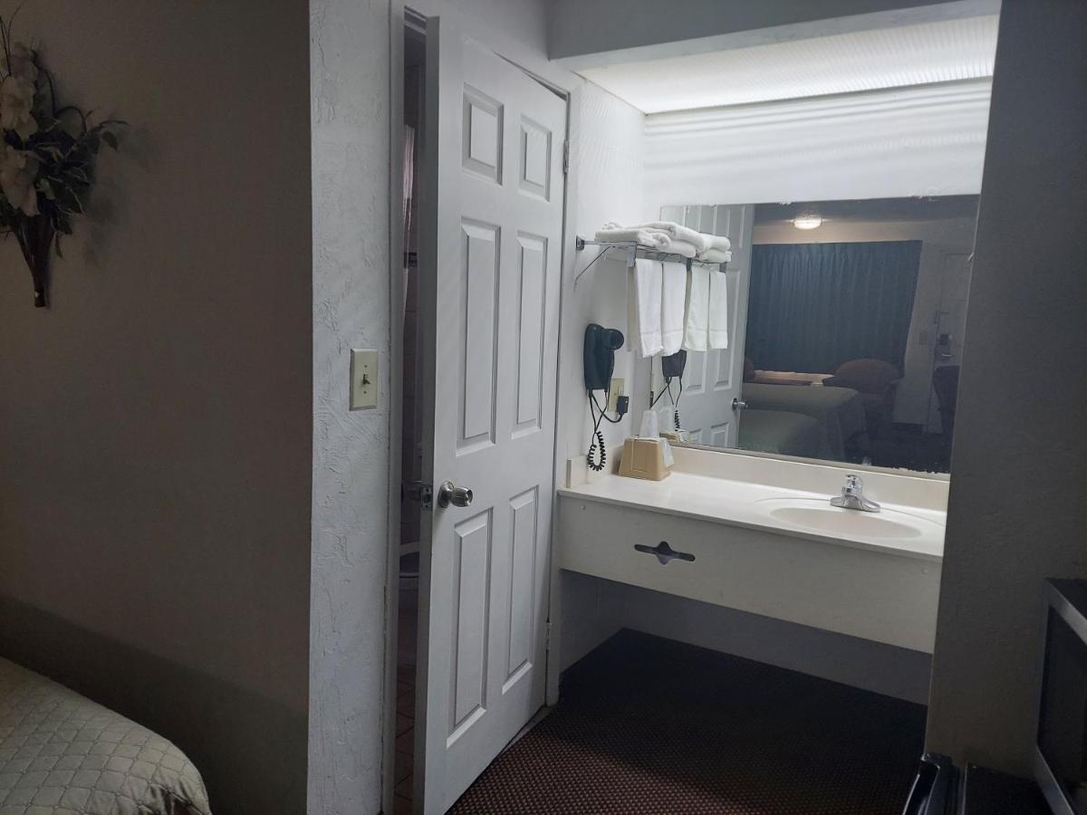 Driftwood Inn - Lake City - image 7