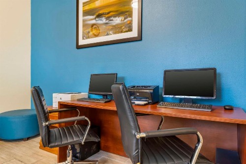 Best Western Plus Lake Elsinore Inn & Suites - image 10