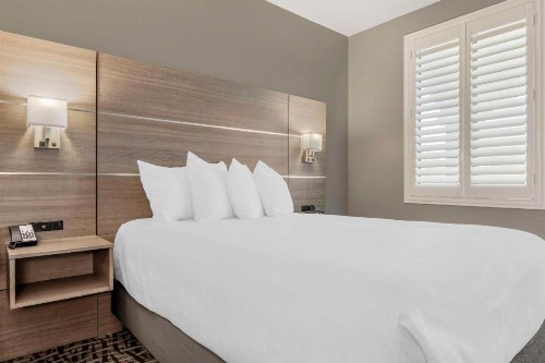 Best Western Plus Lake Elsinore Inn & Suites - image 25