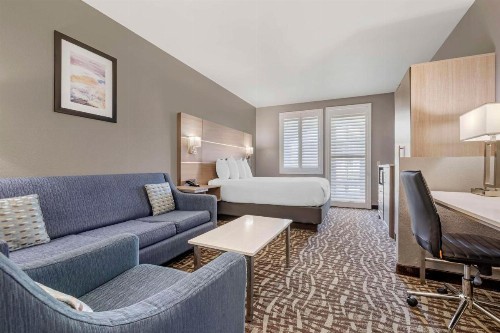 Best Western Plus Lake Elsinore Inn & Suites - image 26