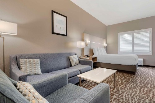 Best Western Plus Lake Elsinore Inn & Suites - image 29