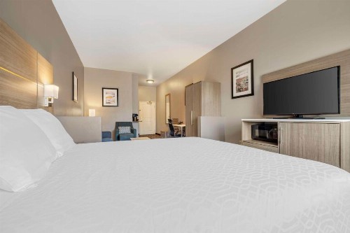 Best Western Plus Lake Elsinore Inn & Suites - image 31