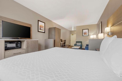 Best Western Plus Lake Elsinore Inn & Suites - image 34