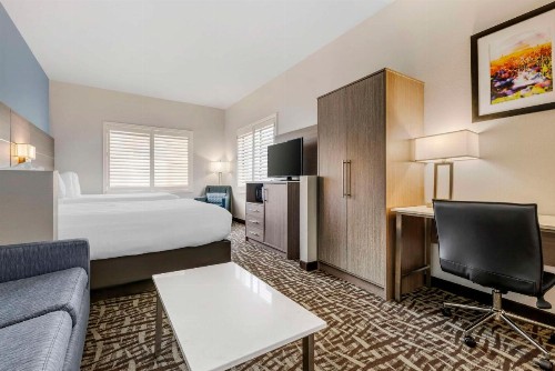 Best Western Plus Lake Elsinore Inn & Suites - image 37