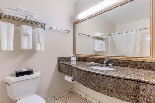 Best Western Plus Lake Elsinore Inn & Suites - image 39