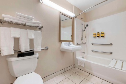 Best Western Plus Lake Elsinore Inn & Suites - image 44