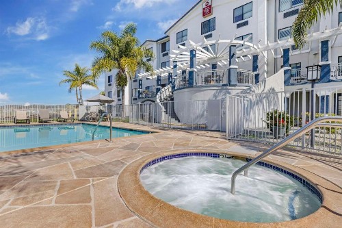 Best Western Plus Lake Elsinore Inn & Suites - image 6