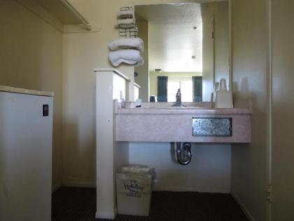 Travel Inn Lake Elsinore - image 4