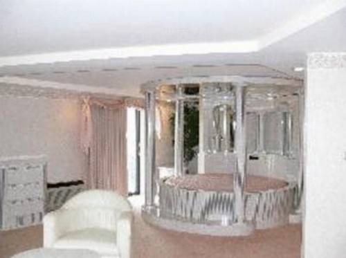 Chateau Royale Inn - image 2