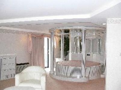 Chateau Royale Inn - image 2