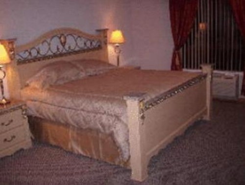 Chateau Royale Inn - image 9
