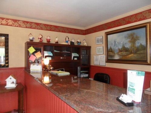 Seven Dwarfs Motel & Cabins - image 19