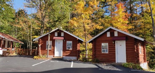Seven Dwarfs Motel & Cabins - image 25