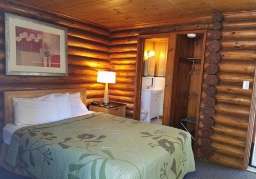 Seven Dwarfs Motel & Cabins - image 3